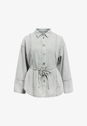 Camisa de mezclilla gris claro con mangas largas, cierre frontal con botones, cuello y cinturón en la cintura con adorno de flor de tela.