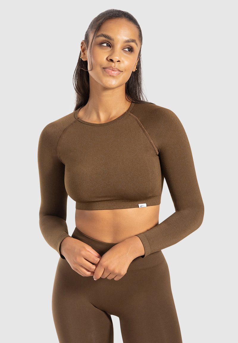 Top corto marrone a maniche lunghe con scollatura rotonda e design senza cuciture. Realizzato in materiale elasticizzato con un sottile etichetta del logo sull'orlo.