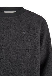 Schwarzer Fleece-Pullover mit strukturierter Oberfläche und geripptem schwarzen Kragen. Auf der Brust ist ein kleines Logo in dunkler Fadenfarbe gestickt.