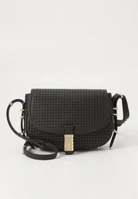 Borsa a tracolla in pelle nera traforata con tracolla regolabile, dettagli in metallo color oro, chiusura a pattina e forma rettangolare.