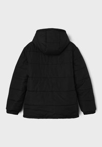 Giacca a vento nera con cappuccio, caratterizzata da pannelli cuciti e polsini elasticizzati. Texture liscia, materiale leggero e design minimale.