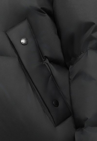 Schwarze Daunenjacke mit glatter, glänzender Oberfläche, auffälligen Nähten und einem runden Knopfverschluss mit Logodetails.