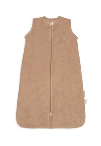 Sac de couchage couleur taupe au design sans manches, doté d'une fermeture éclair avant et d'une subtile broderie de lapin sur la poitrine. Tissu doux et texturé.