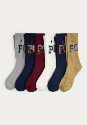 Seks par ribbede crew sokker i grå, marineblå, burgunder, hvid, marineblå og tan, hver med "POLO" og et polo-spiller logo på manchetterne.