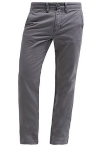 Pantalon droit gris pour homme avec passants de ceinture, bouton à l'avant, fermeture éclair et poches latérales sur fond blanc.