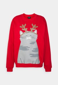 Sudadera roja con un gráfico de un gato gris con cuernos. El diseño incluye texturas suaves y un ajuste relajado con puños acanalados.