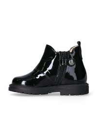 Stivaletti alla caviglia in pelle verniciata nera con design elegante, cerniere laterali e suole in gomma testurizzata per una maggiore aderenza. Presentano un pratico pull tab.