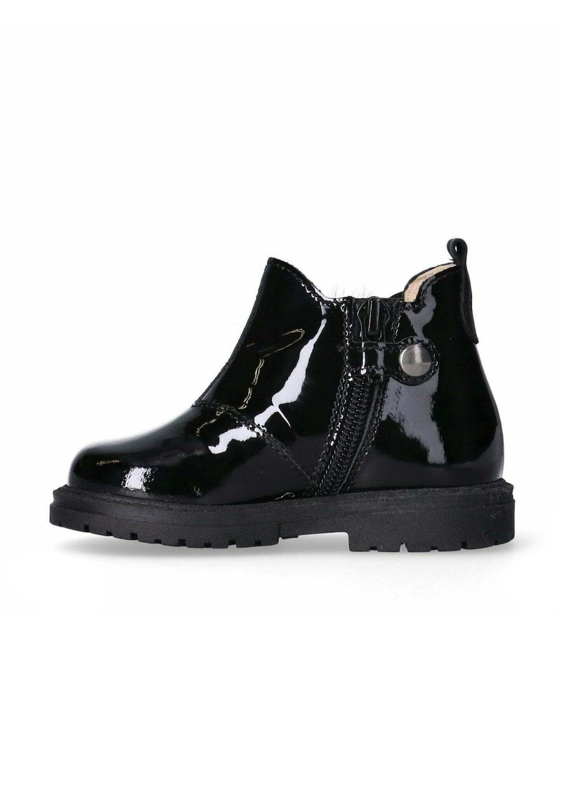 Stivaletti alla caviglia in pelle verniciata nera con design elegante, cerniere laterali e suole in gomma testurizzata per una maggiore aderenza. Presentano un pratico pull tab.