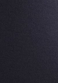 Tmavě šedá textilie s pevným, rovnoměrným tkaním, vykazující mírné odchylky ve stínování po celém povrchu.