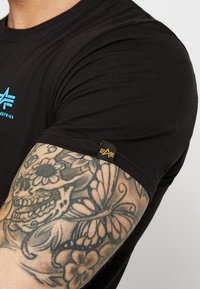 Alpha Industries SMALL LOGO - T-Shirt basic - black/blue