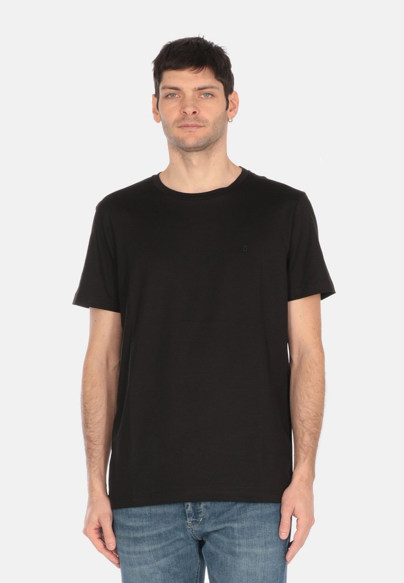 T-shirt nera a maniche corte in morbido tessuto di cotone, con scollo rotondo e un piccolo logo sul petto. Vestibilità regolare.