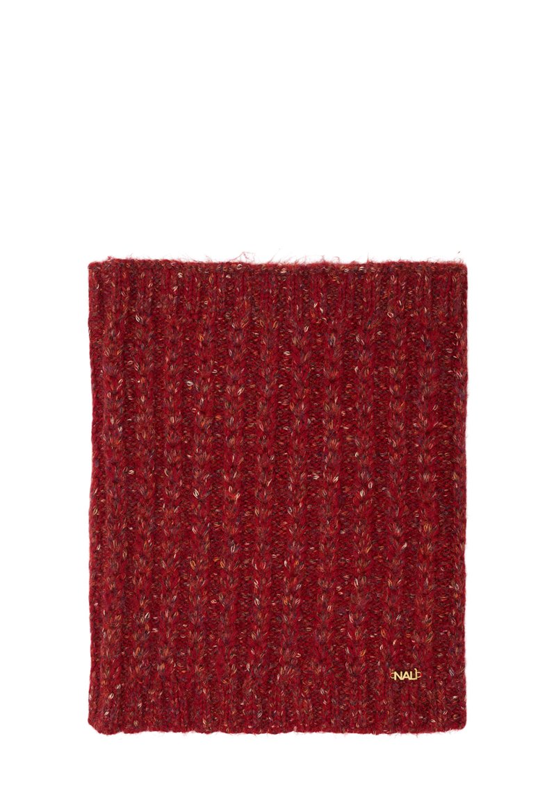 Rød strikket halsvarmer lavet af tekstureret, varmt stof med et ribbet design og et lille guldlogo på den ene side.