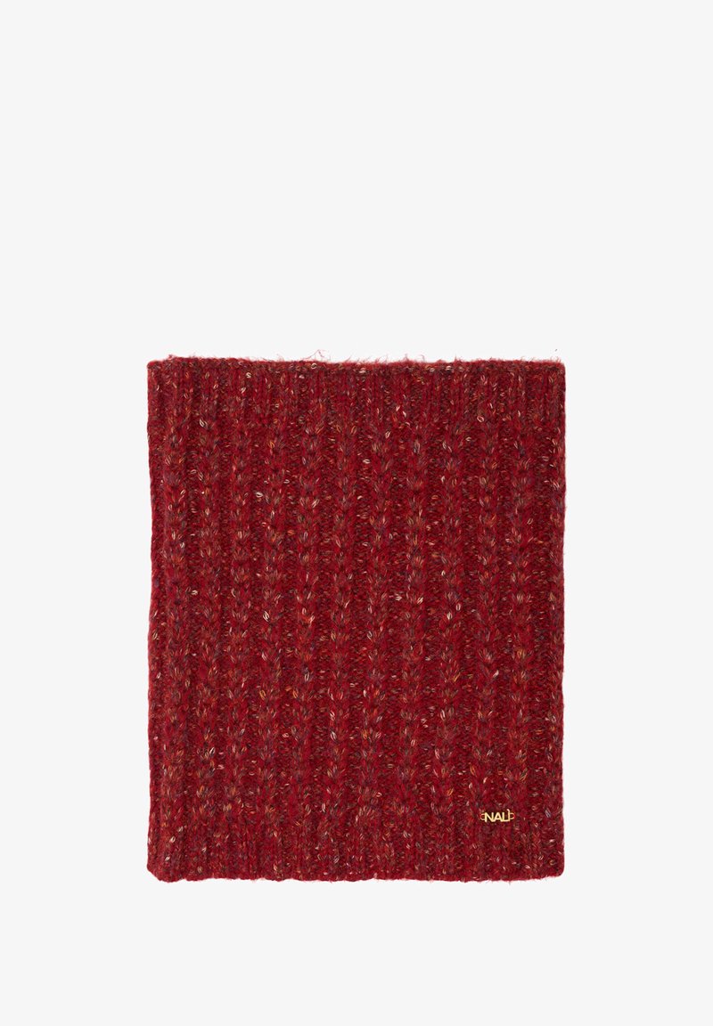 Bufanda de cuello tejida en rojo, hecha de un tejido texturizado y cálido con un diseño acanalado y un pequeño logo dorado de acento en un lado.