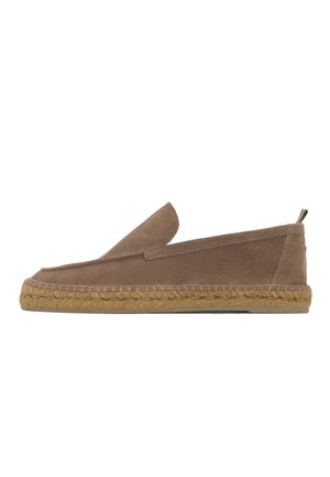 Scarpa slip-on in camoscio marrone con suola espadrillas intrecciata e piccolo tirante sul tallone, mostrata di profilo su sfondo bianco.