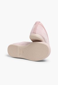 Pantofi slip-on din suede roz, cu vârful rotund și o talpă din cauciuc texturat, flexibilă. Produși în Spania.