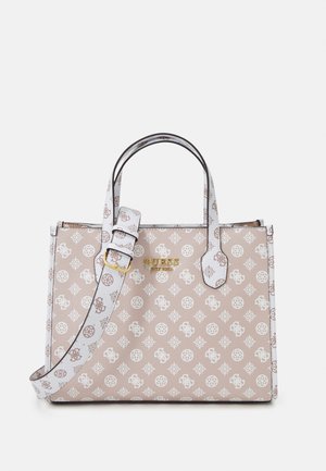 Sac à main Guess beige et blanc à motifs, avec double poignée, bandoulière réglable et logo doré sur le devant.
