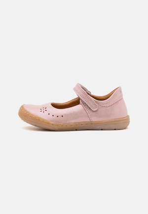 Růžová semišová Mary Jane bota s kulatou špičkou, perforovaným květinovým vzorem, suchým zipem a béžovou gumovou podrážkou.