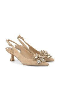 Décolleté in suede beige con punta affusolata, dotate di decorazioni floreali e tacco largo di medio altezza.