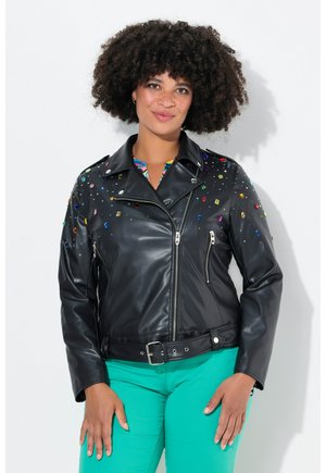 Giubbotto da motociclista in finta pelle nera con gemme decorative multicolori sulle spalle, tasche con cerniera e vita con cintura.