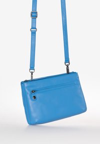 Blaues Leder-Crossbody-Tasche mit verstellbarem Gurt, ausgestattet mit einem Reißverschluss und einer Außentasche mit Klappe und Druckknopfdetails.