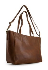 Bruine leren tote bag met een gladde textuur, twee lange hengsels, gouden hardware en minimale stikdetails.