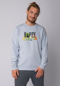 Helles blauer Pullover mit dem Text "HAPPY CAMPER" und Campinggrafiken, gerippten Bündchen und lässiger Passform. Weicher Stoff mit glatter Textur.