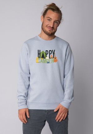 Helles blauer Pullover mit dem Text "HAPPY CAMPER" und Campinggrafiken, gerippten Bündchen und lässiger Passform. Weicher Stoff mit glatter Textur.