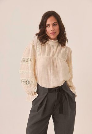 ESCOTE CERRADO PLISADOS - Blusa - plateado