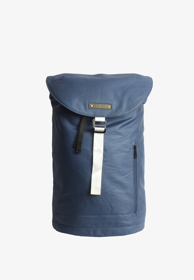 Sac à dos bleu à rabat, fabriqué en tissu durable, doté d'une sangle blanche avec boucle en métal, d'une petite poche zippée sur le côté et d'une étiquette avec logo.