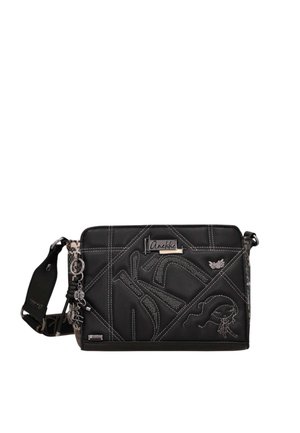 Borsa a tracolla nera con cuciture bianche, logo decorativo in metallo, ricamo di personaggio e piccoli ciondoli attaccati alla tracolla.
