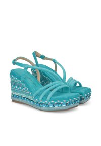 Sandali con tacco largo turchesi con numerose cinghie sottili, tomaie in suede texturizzato, rifiniture intrecciate decorative e decorazioni sul tacco.