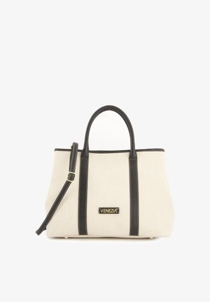 Beżowa torba płócienna z czarnymi skórzanymi uchwytami i wykończeniem. Posiada płytkę z logo oraz regulowany pasek na ramię. Strukturalny kształt.