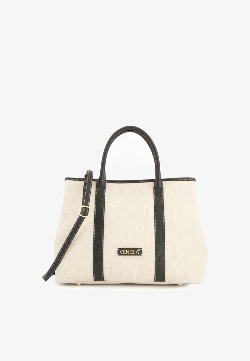 Beige canvas schoudertas met zwarte leren handgrepen en afwerking. Voorzien van een logo plaatje en een verstelbare schouderband. Gestructureerde vorm.