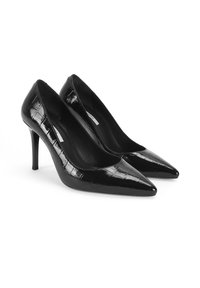 Escarpins en cuir verni noir à talons aiguilles, avec des pointes en amande et un motif en cuir de crocodile. Dotés d'un talon stiletto fin.