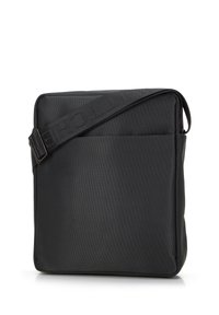 Borsa a tracolla rettangolare nera realizzata in nylon testurizzato, con una lunga tracolla regolabile e una tasca frontale. Compartimento principale con zip.