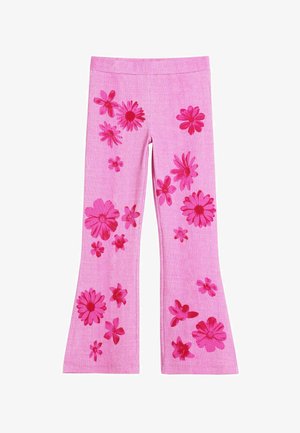 Pantaloni evazați roz, confecționați dintr-un material moale, cu modele florale texturate în nuanțe de roz închis pe față.