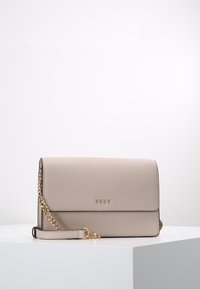 Borsa a tracolla strutturata beige con una trama liscia, catena e tracolla dorate, e chiusura a pattina con logo impresso sulla parte anteriore.