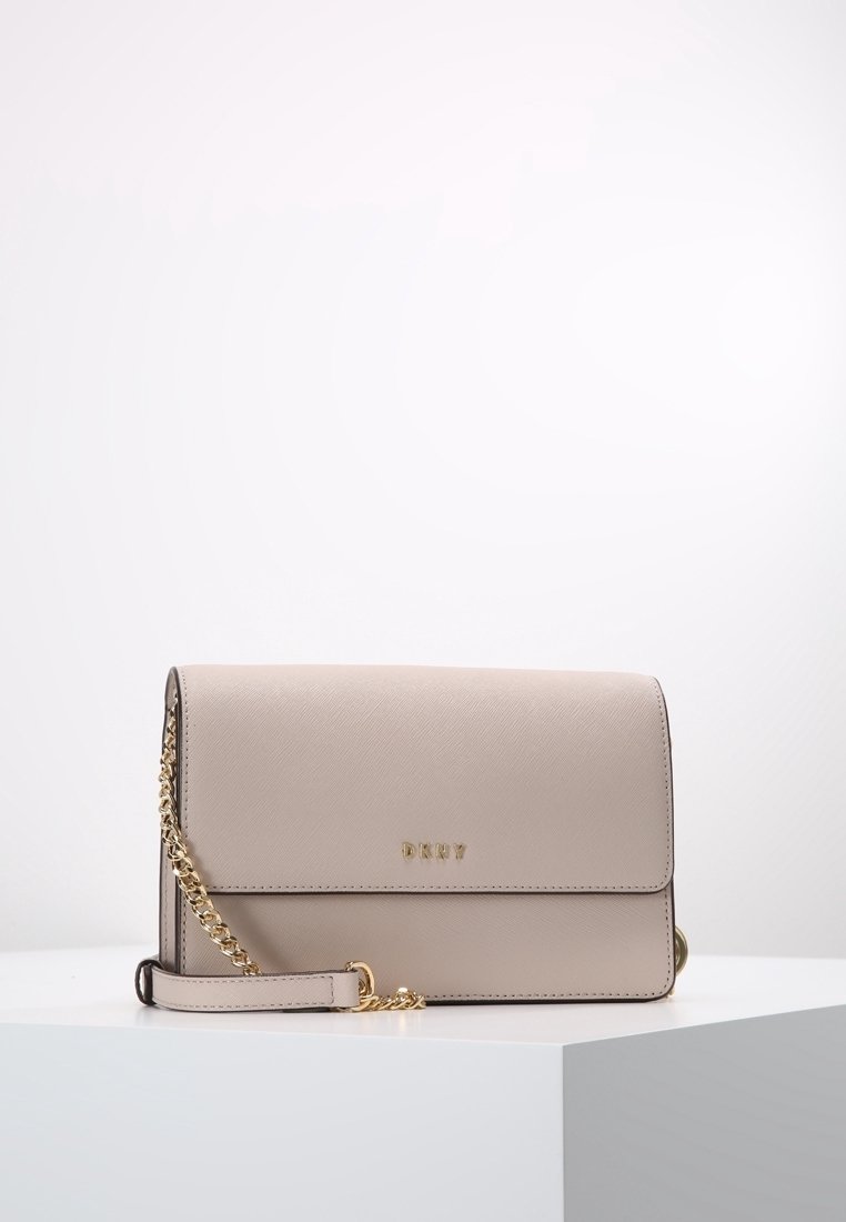 Borsa a tracolla strutturata beige con una trama liscia, catena e tracolla dorate, e chiusura a pattina con logo impresso sulla parte anteriore.