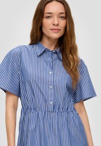 Blau-weiß gestreiftes Kleid mit Kragen, kurzen Ärmeln, Knopfleiste und elastischem Bund für eine entspannte Passform.