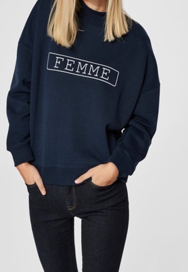 Felpa di colore blu navy con la scritta "FEMME" in lettere bianche centrata sul davanti. Presenta una vestibilità comoda e polsini e orlo a costine.