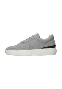 Sneaker grigie in suede con un design perforato, lacci piatti, suola in gomma bianca e un sottile accento nero sul tallone.