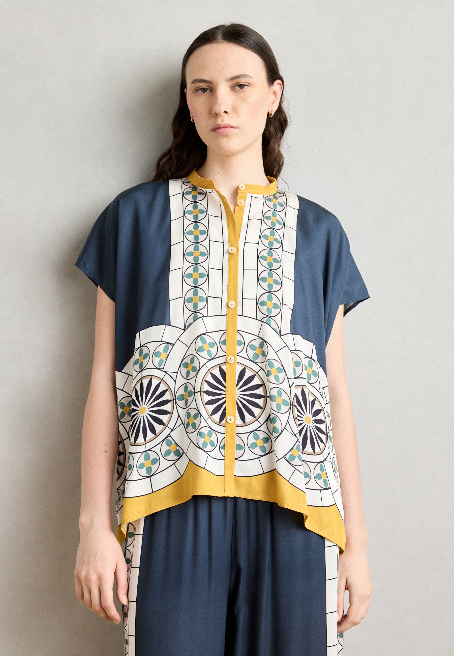 売れ筋商品|||マルコポーロ シャツ レディース トップス BLOUSE SHORT SLEEVE STAND UP COLLAR PLACED PRINT - Button-down blouse - multi/muted blue Milumia Women Color Block Button Down Shirts Short Sleeve