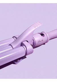 Outil de curling pour cheveux violet avec une prise texturée, trois cylindres, un levier de verrouillage et un affichage numérique pour le contrôle de la température.