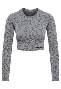 Top corto atlético de manga larga gris con un patrón texturizado, acentos en gris oscuro contrastantes y un logo negro en el dobladillo.