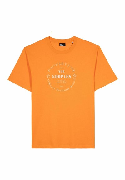 Oranje katoenen T-shirt met korte mouwen, ronde halslijn en centrale witte bedrukte tekst met merk en slogan in een cirkelvormige indeling.
