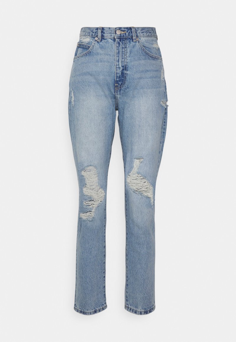 Jeans em denim azul claro com cintura alta, pernas retas, remendos desgastados e bainhas desfiadas para um visual casual.