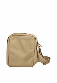 Borsetta a tracolla color nocciola realizzata in tessuto resistente. Presenta una forma rettangolare, tracolla regolabile e chiusura con zip. La texture è liscia con minimi dettagli.