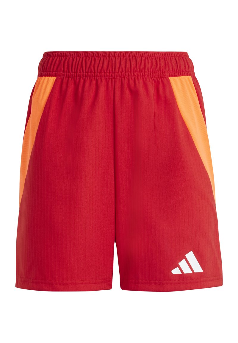 Rode sportieve shorts met oranje zijpanelen, elastische tailleband en een wit Adidas-logo op het rechteronderbeen.