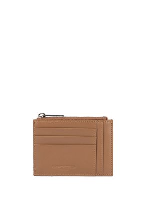 Porte-cartes en cuir fauve avec quatre emplacements pour cartes, une poche à monnaie zippée et un logo embossé sur le devant.