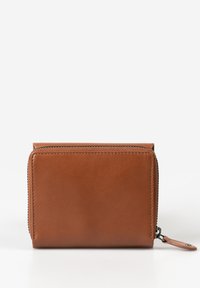 Portafoglio in pelle marrone con chiusura a zip, forma rettangolare, superficie liscia e piccolo tirante in pelle sulla zip.